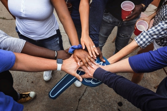 sports-fans-huddle-tailgate-event (